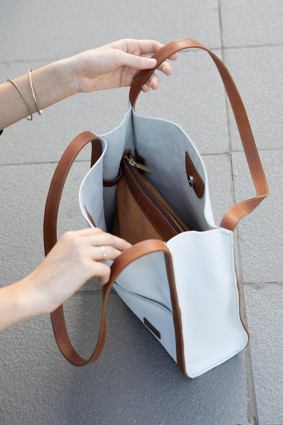 Dominga White Wallet in Coffee