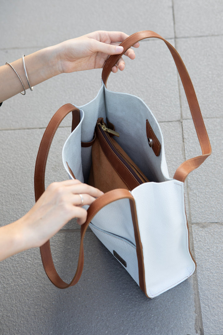 Dominga White Wallet in Coffee
